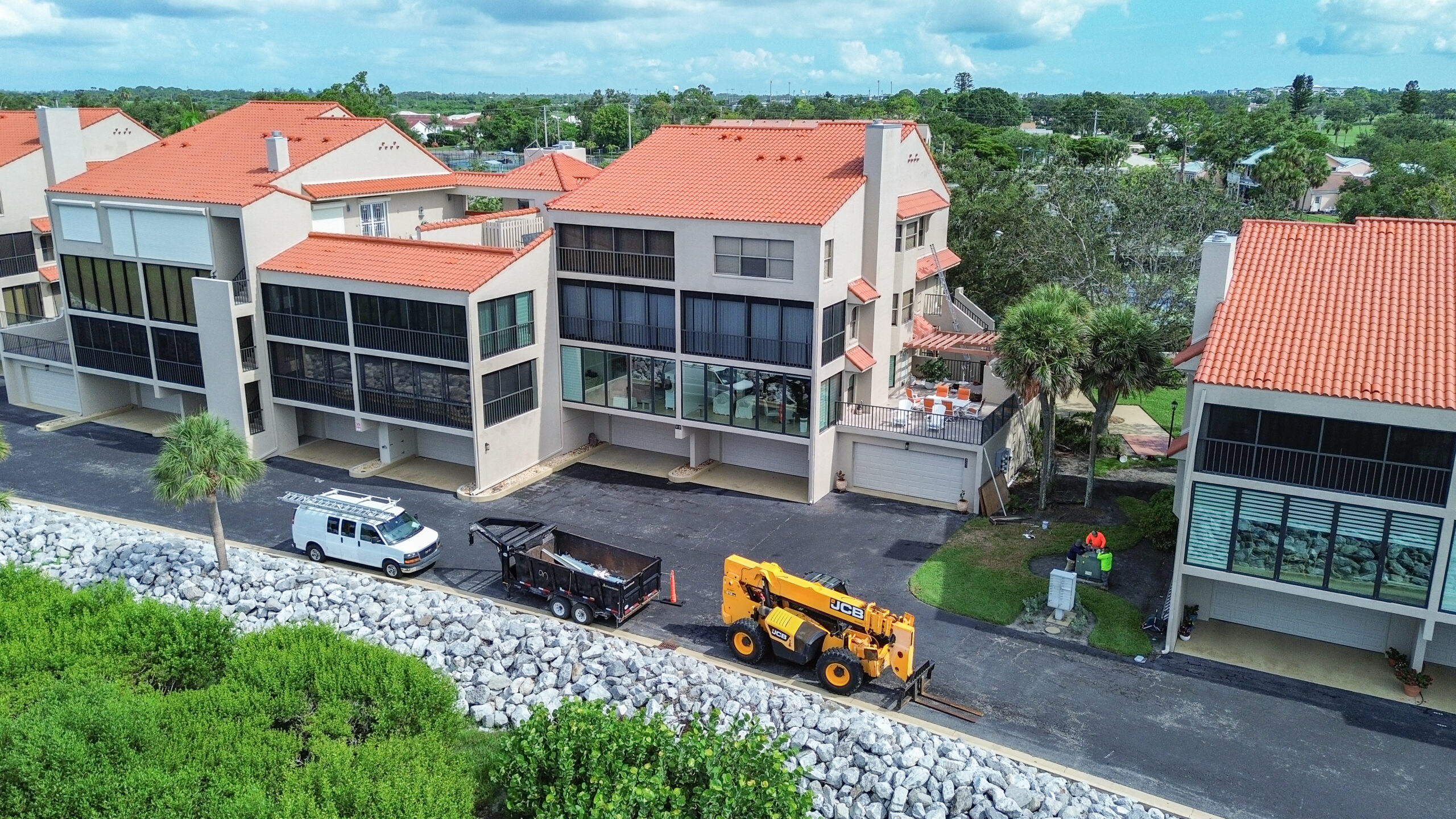 Emergency Roof Repairs - How to Handle Unexpected Roof Damage in Florida